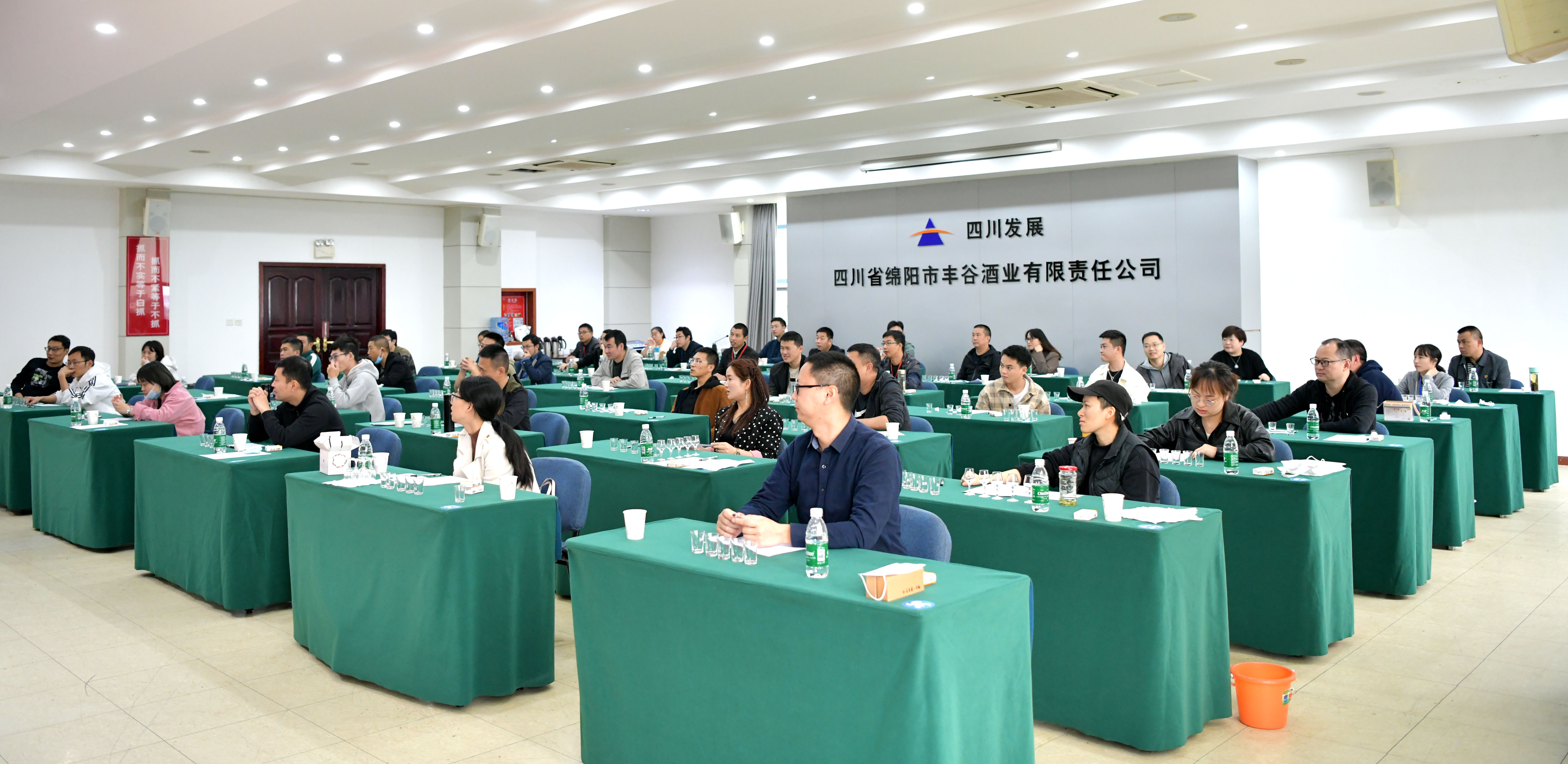 国产真人做爰视频免费