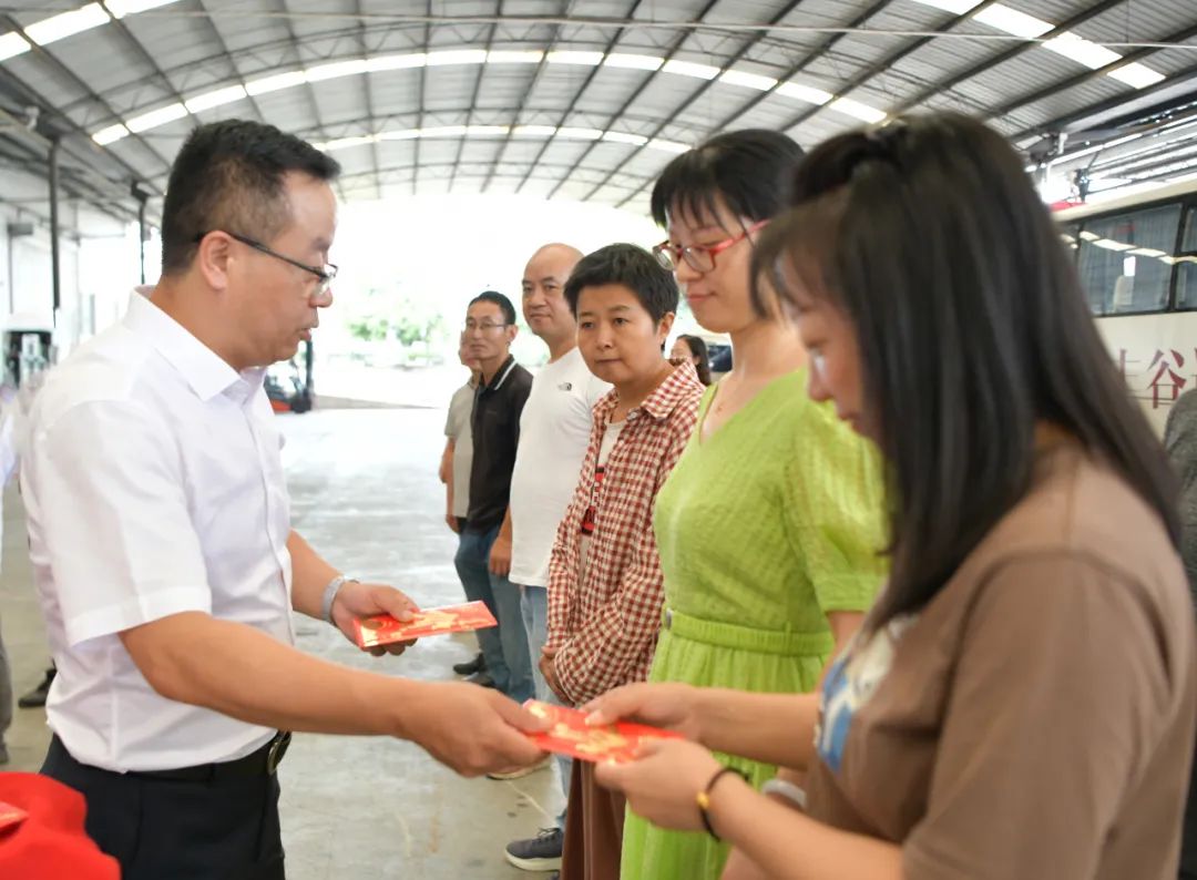 国产真人做爰视频免费